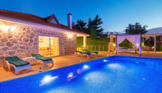 Antalya Kaş Kalkan İslamlar mevkiinde konumlanan Villa Alya iki yatak odalı dört kişiliktir. Doğa içerisinde şehir gürültüsünden uzak, sessiz bir konumda yer almaktadır. Kuş sesleri ile uyanılan, etrafı sakin ve dingin bir ortam olan Villa Alya’nın 2 yatak odası bulunmaktadır. Konforlu eşyalarla döşenmiş olan lüks villa, keyifli bir tatil imkanı sunmaktadır. Muhteşem manzarasıyla, kaliteli eşyalarıyla, modern taş yapısıyla, geniş terasıyla, büyük havuzuyla, muadillerine göre bir adım önde olan Villa Alya sizleri bekliyor.